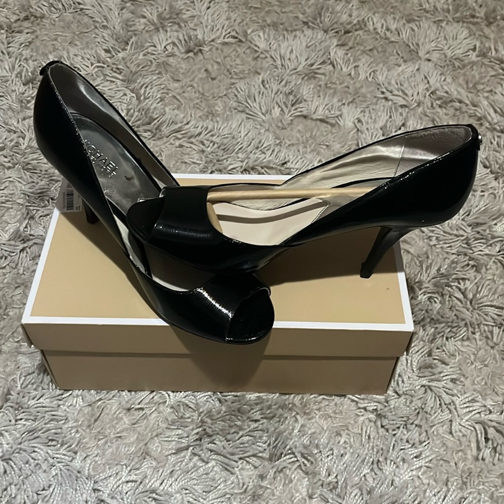 Michael kors Natalie open toe black patent size 10 women’s